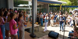 Kinderchor Grundschule Erich-Kästner bei Eröffnung Bühnenprogramm